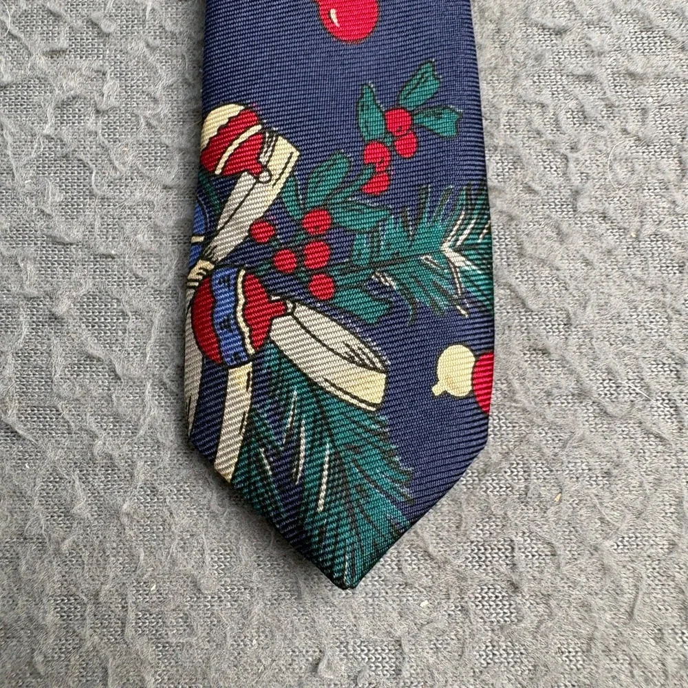 Resilio Mens Christmas Holiday Tie Navy Blue Ornaments Pine Berries Silk Blend